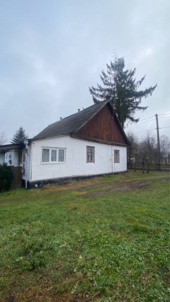 Продам частину будинку та земельну ділянку в центрі смт.Ємільчине