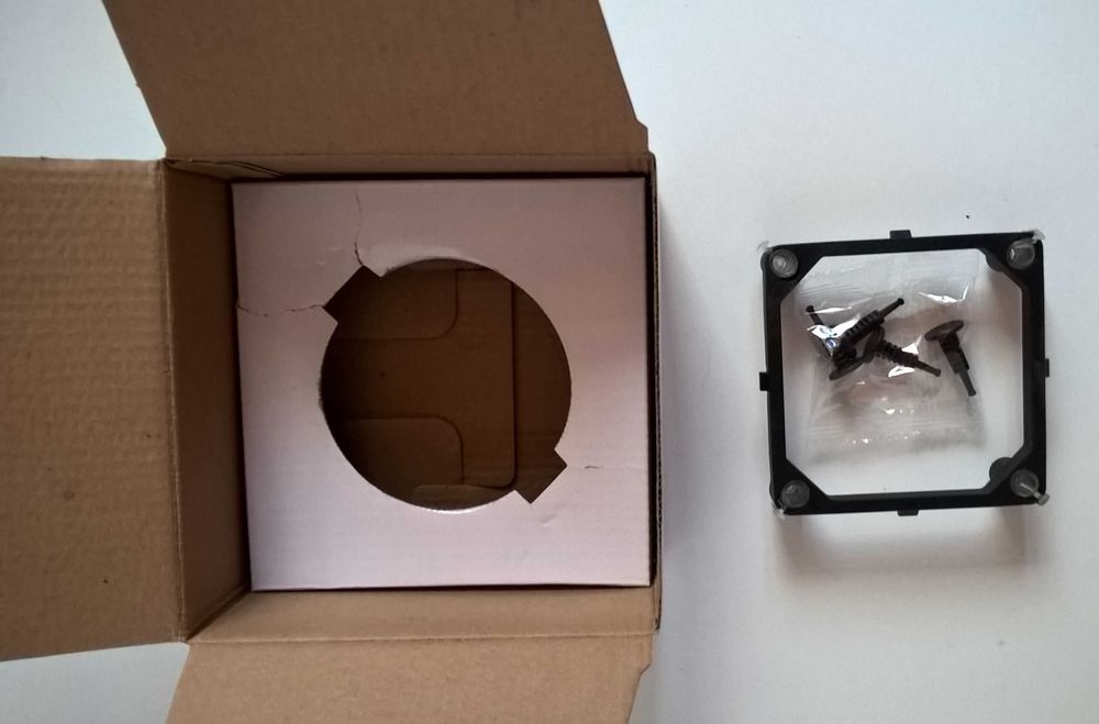 Puste pudełka po podzespołach komputerowych