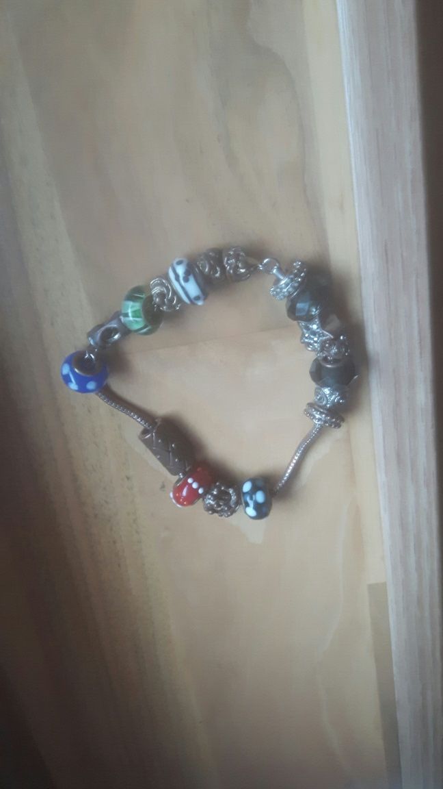 Bransoletka na rękę typu Pandora, dużo charms.