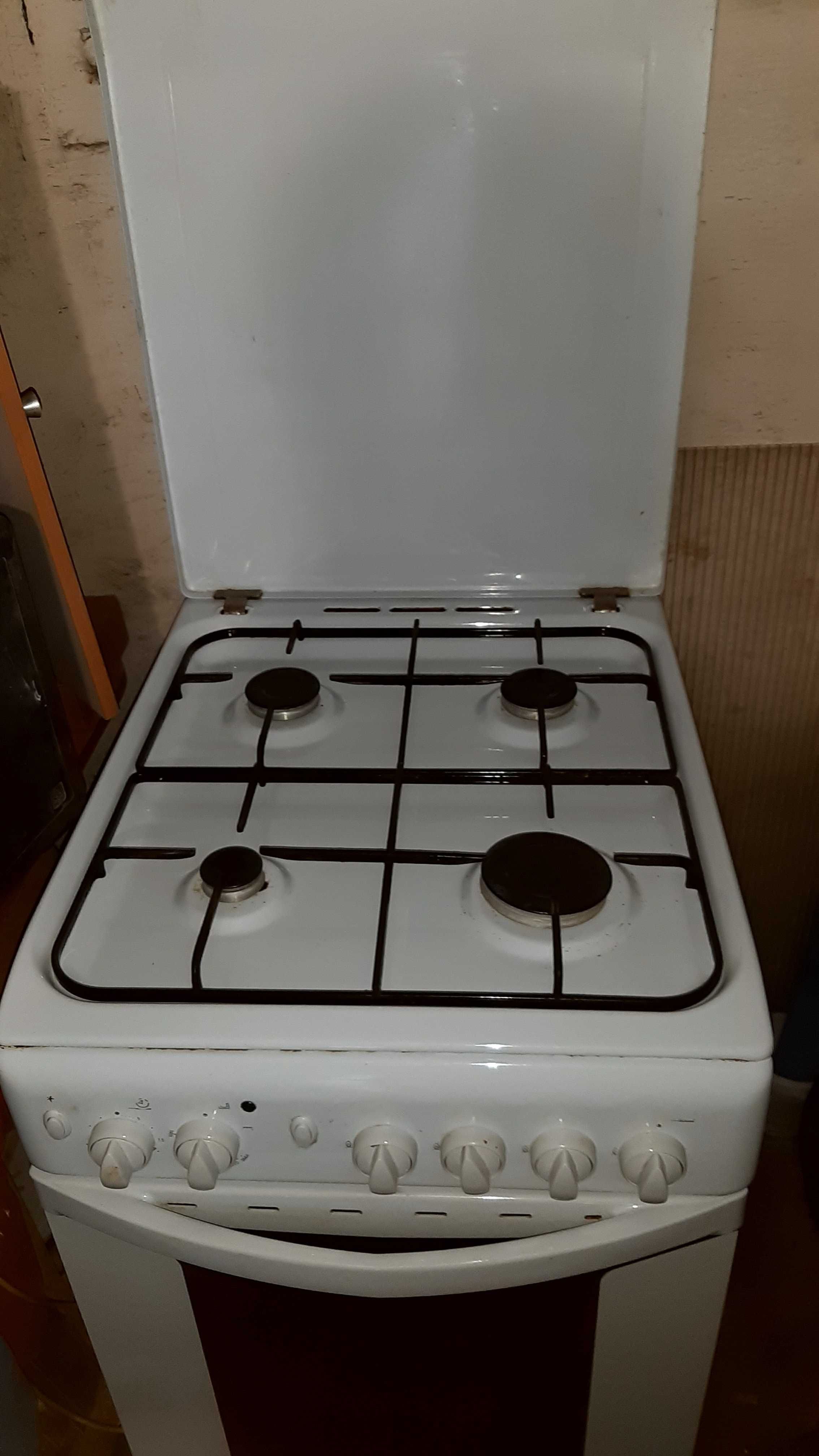 Kuchenka Indesit gazowo-elektryczna w pełni sprawna stan dobry używany