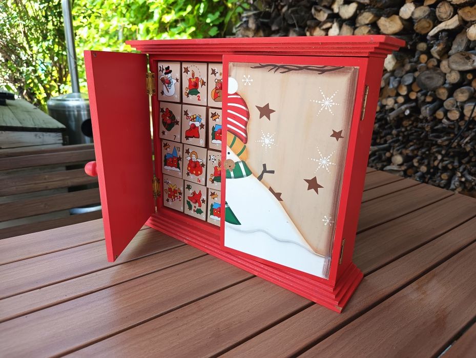 Drewniana szafeczka kalendarz adwentowy