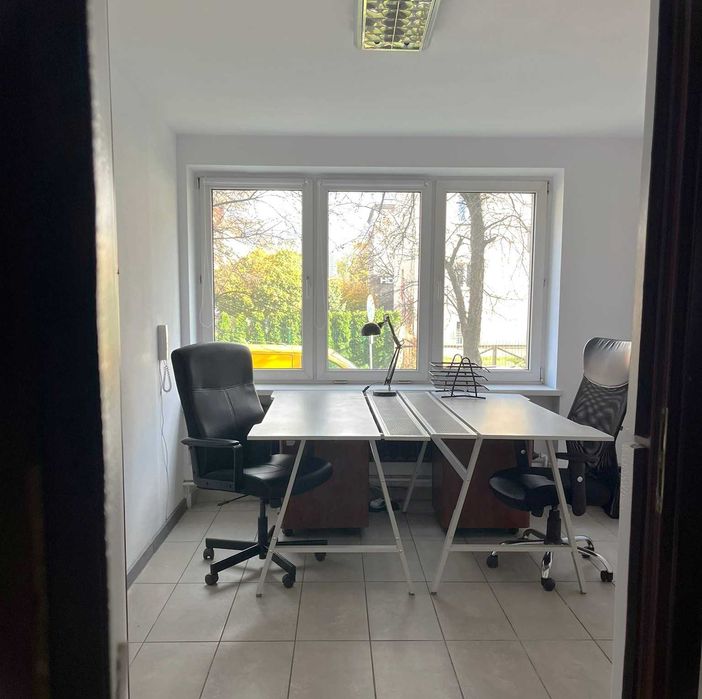 Oddzielne biuro serwisowane w Katowicach na parterze /parking/kuchnia