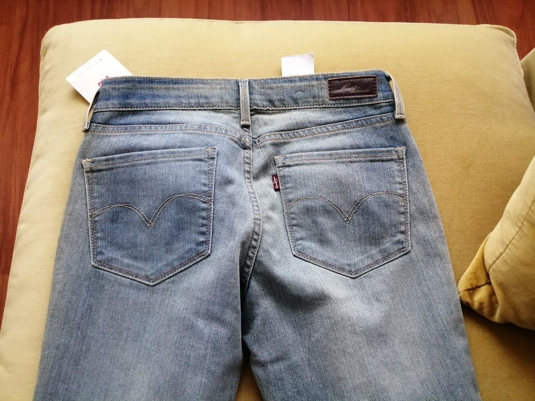 Calças Skinny Levis Demi Curve - Tamanho 25/32 - Novas com etiqueta