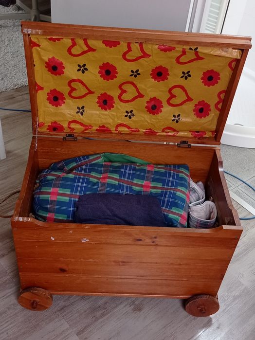 Arca em pinho com tampo e rodas