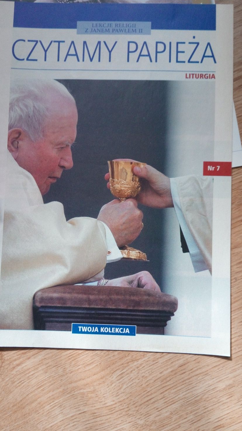 32. Segregator i 3 gazetki ,,Kronika pontyfikatu Papieża Jana Pawła II