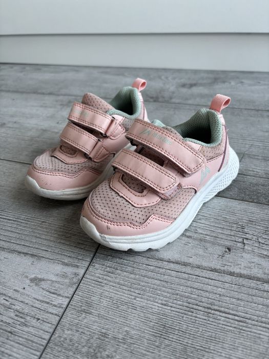 Różowe adidasy dla dziewczynki