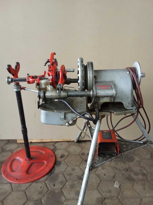 Maquina roscar tubo RIGID 300 com pe e suporte
