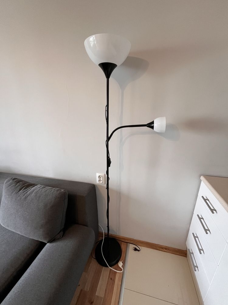 Lampa stojąca czarno biała