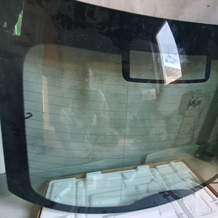 Скло задньой ляди skoda rapid