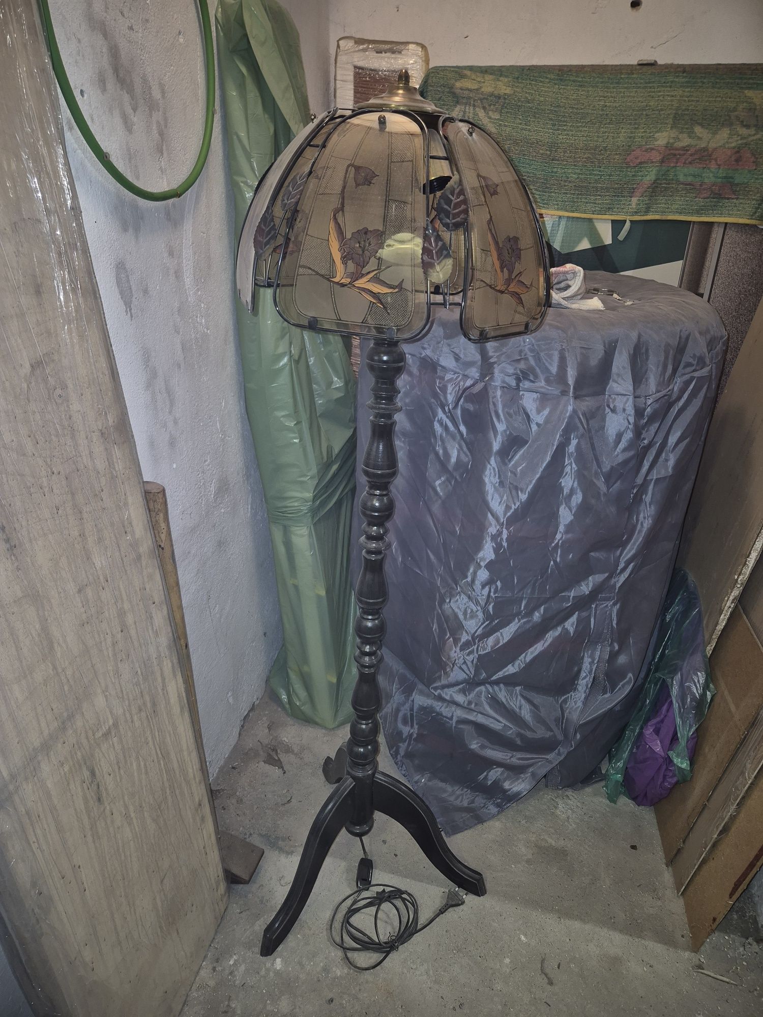 Elegancka lampa stojąca