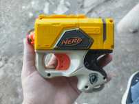 Nerf pequena amarela