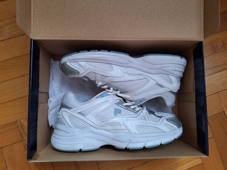 Białe sneakersy FILA