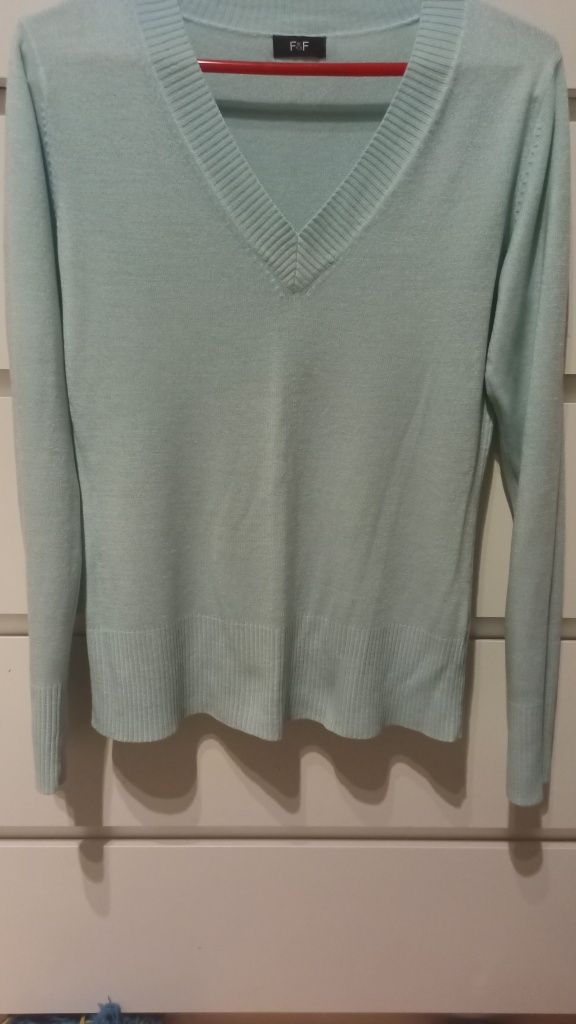 Sweter damski w serek F&F 40