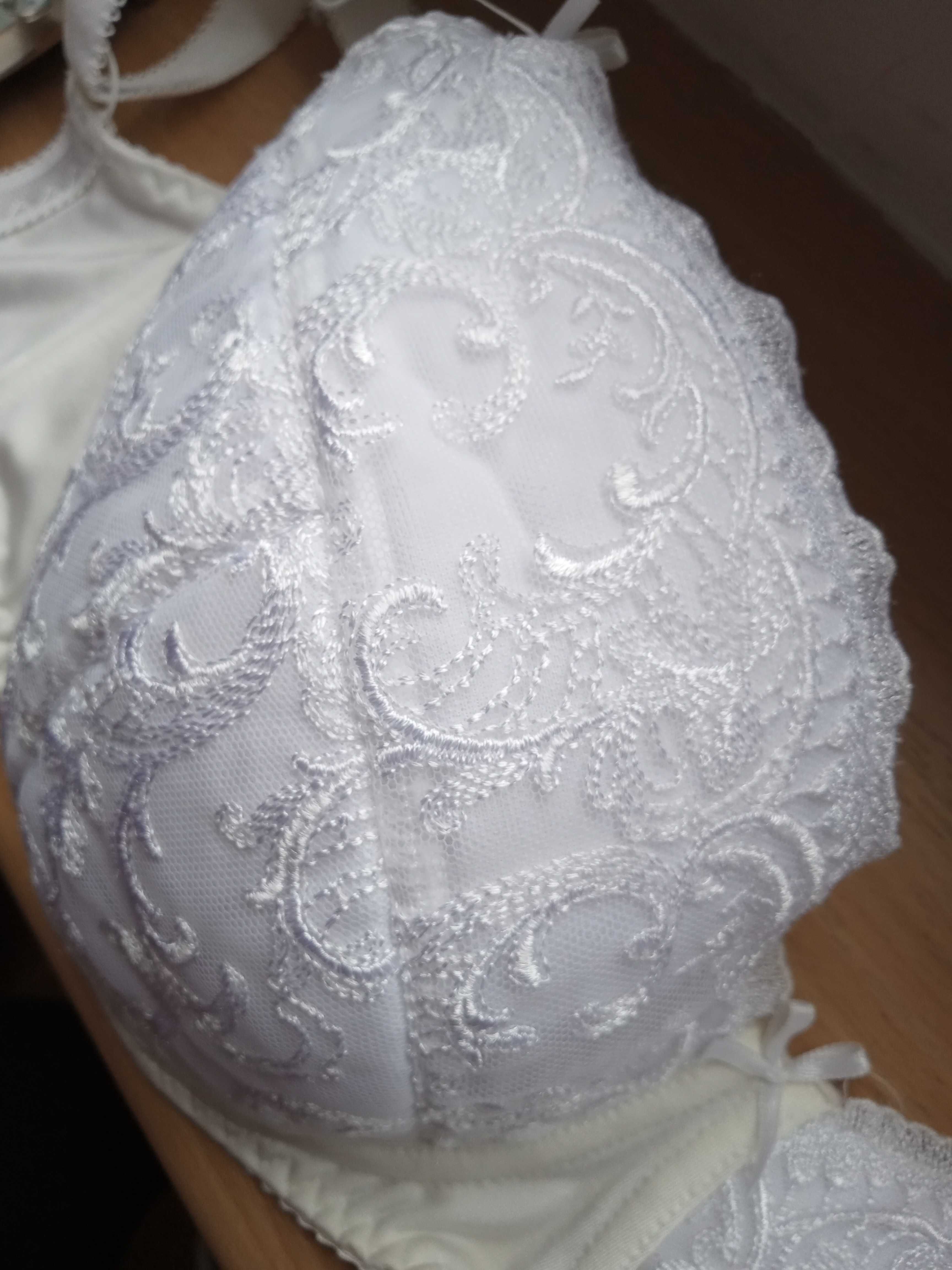 Biustonosz damski biały  padded One Lingerie 65 J