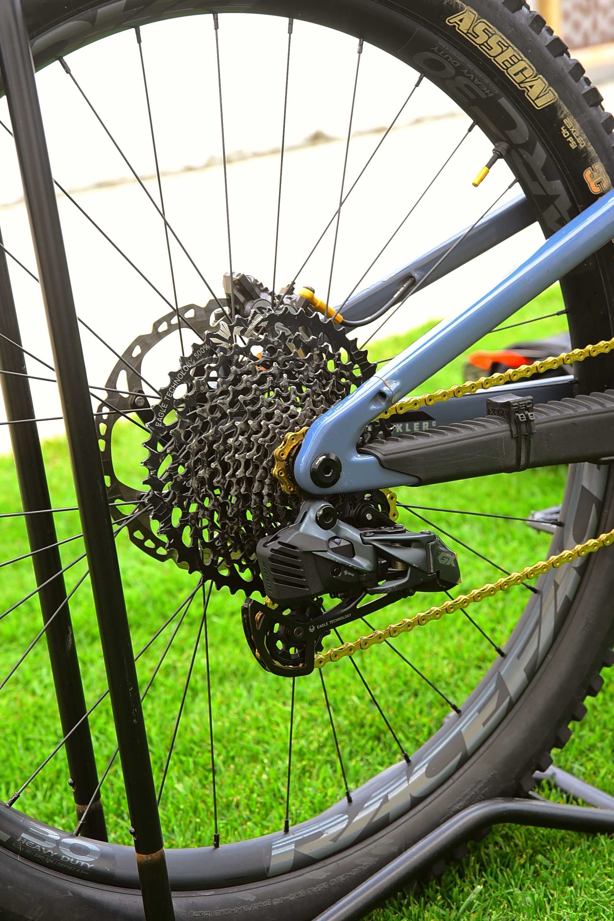 Santa Cruz Heckler AXS 2024
