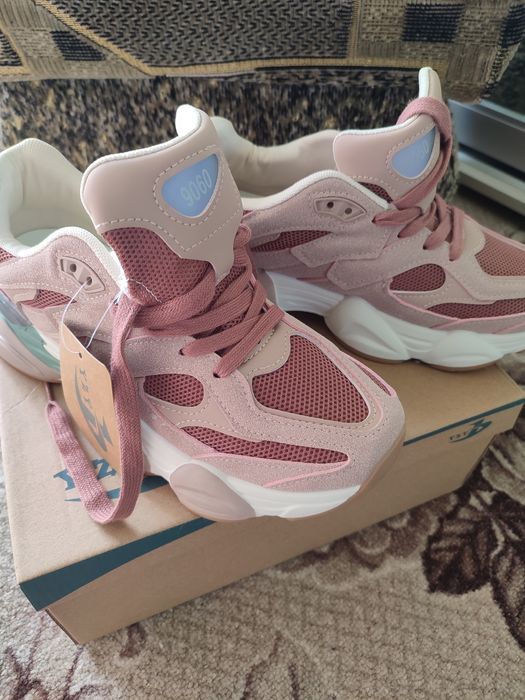 Нові жіночі кросівки