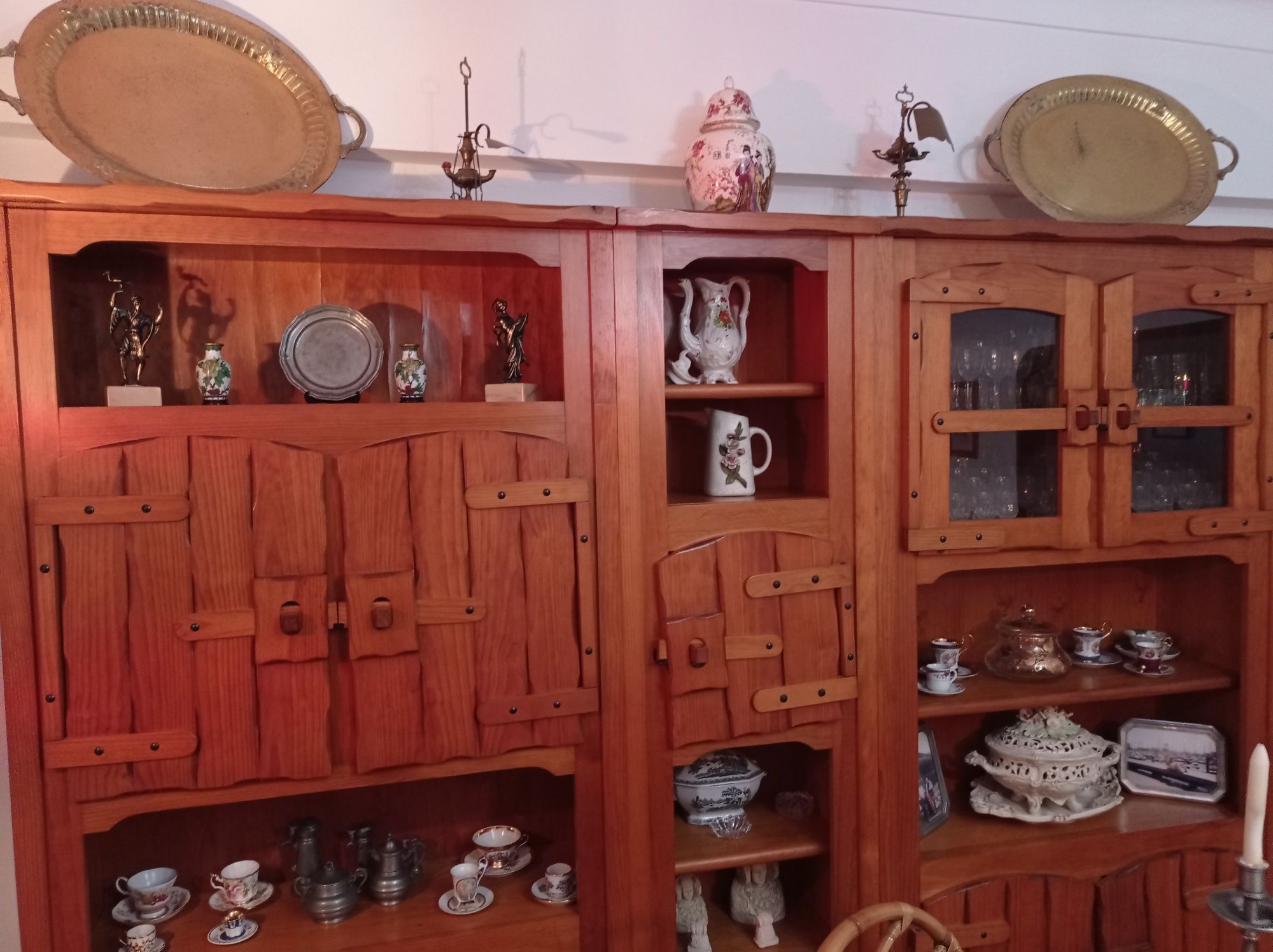 Móvel com bar em madeira