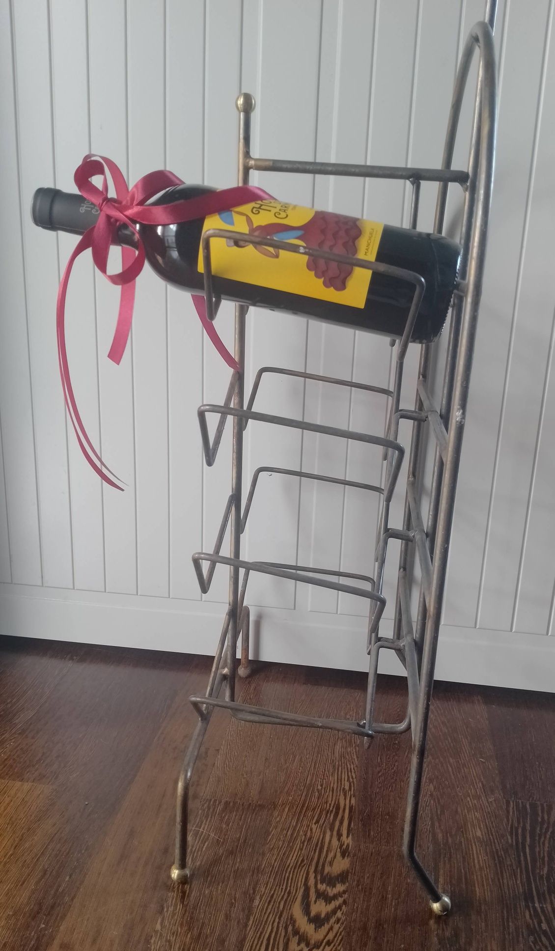 Stojak na wino metalowy