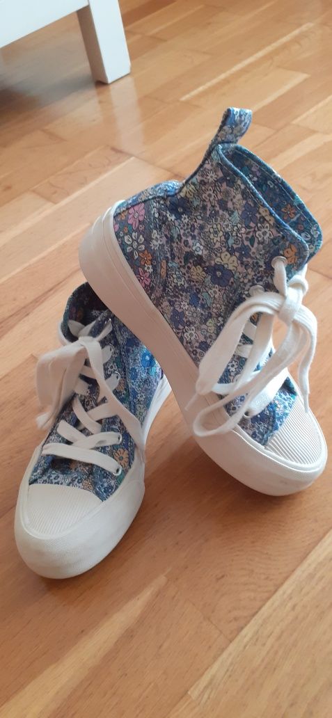Sapatilha bota menina Zara 32 com padrão florido