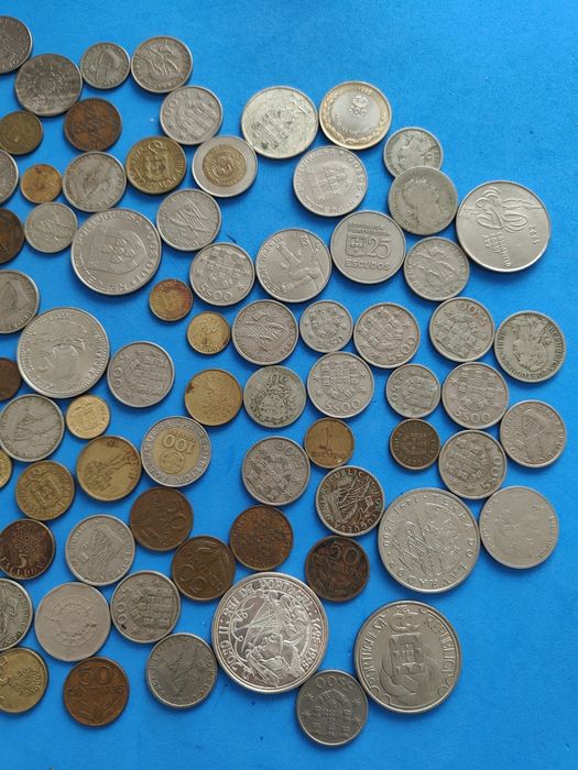 Moedas de escudos e duas notas