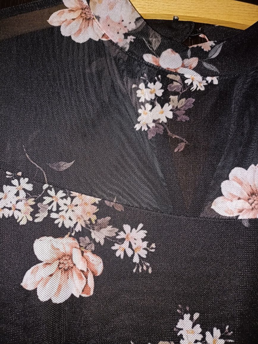 Rozkloszowana delikatna sukienka w kwiaty
