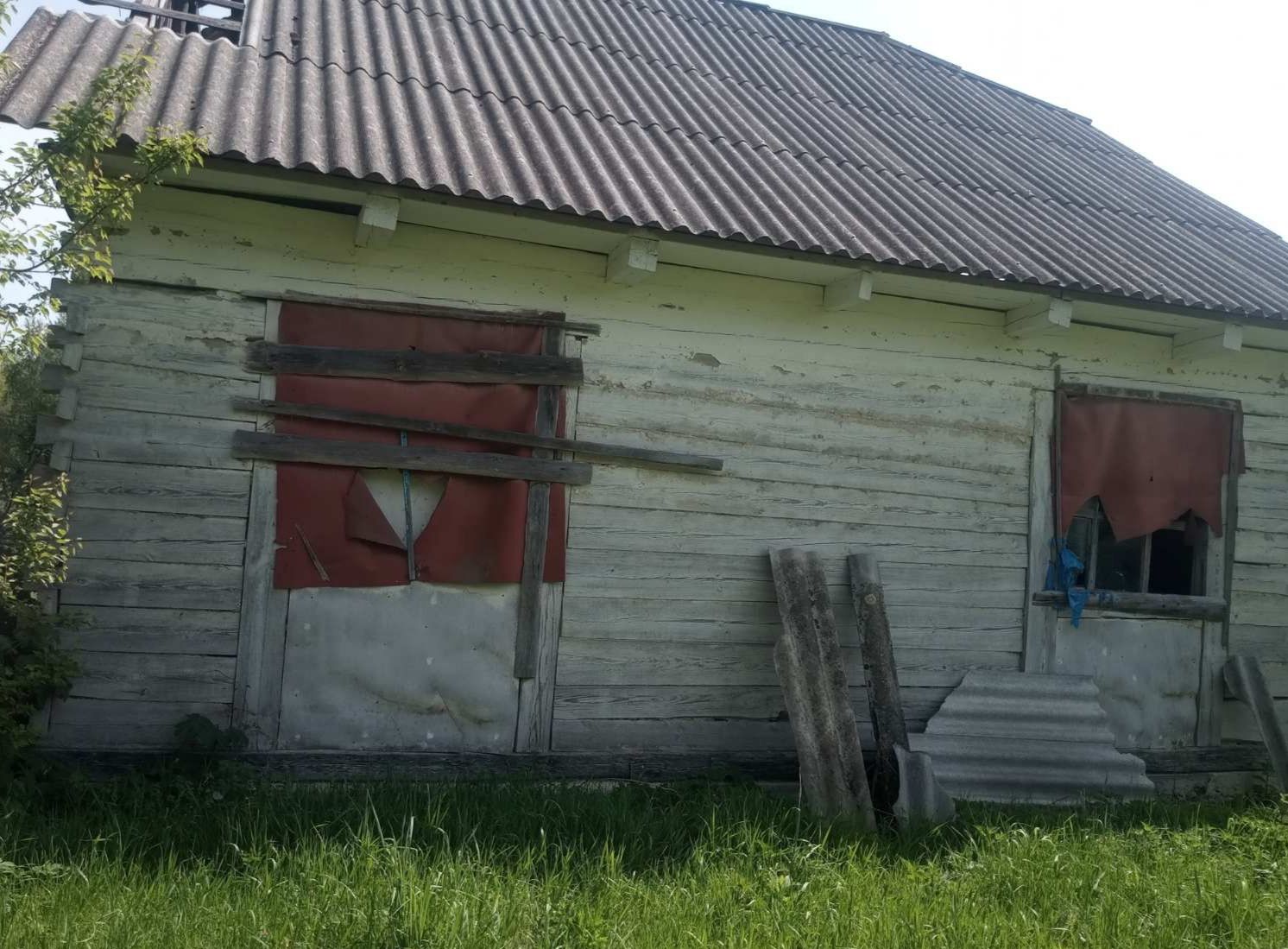 Продається хата під знесення, на будівельні матеріали.