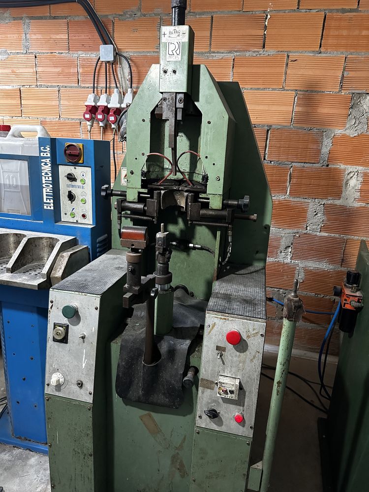Maquina de fechar calquenheiras
