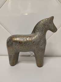 Peça em cerâmica em forma de cavalo