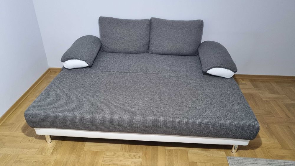 Szara rozkladana kanapa