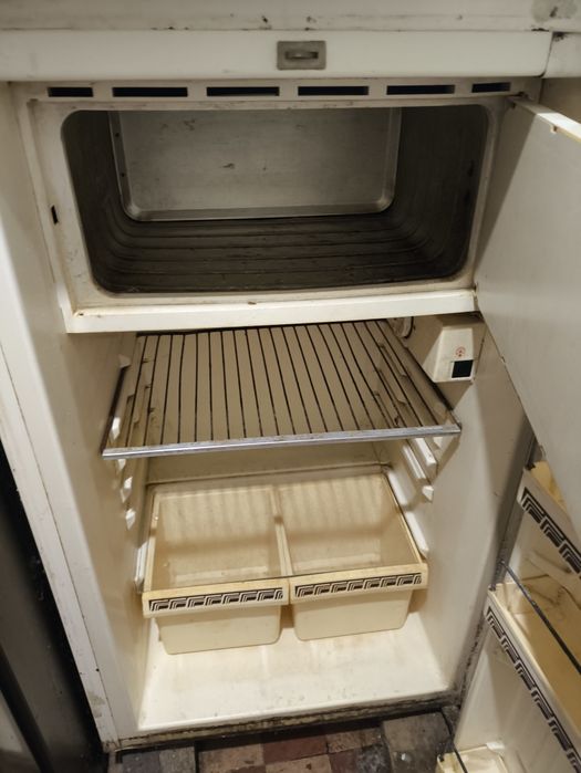 старий холодильник