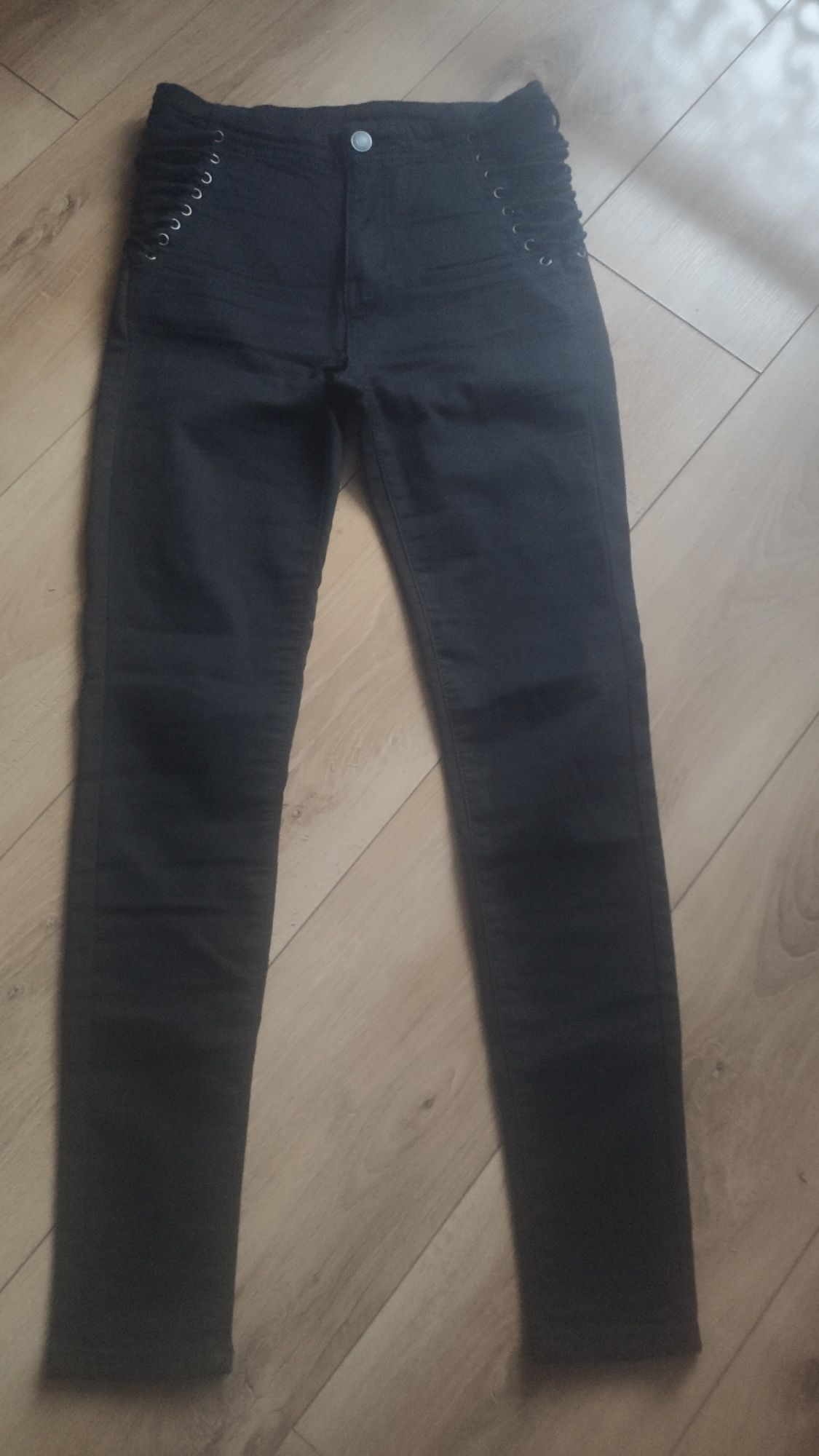 Spodnie czarne sznurowane z boku rozmiar 38