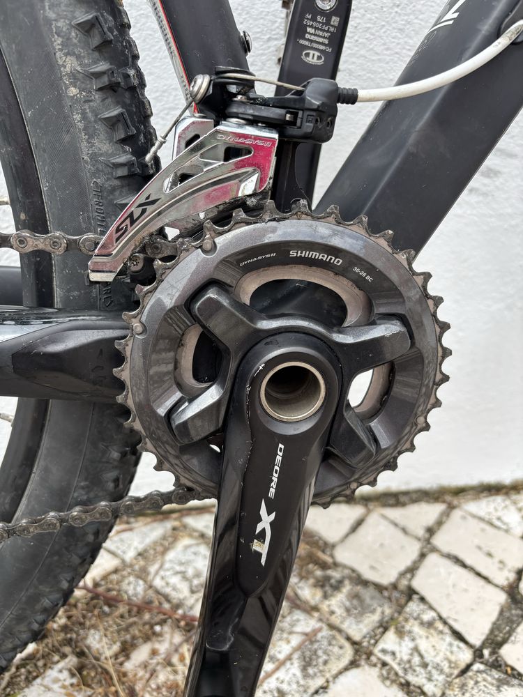 BTT marca CUBE em carbono roda 29