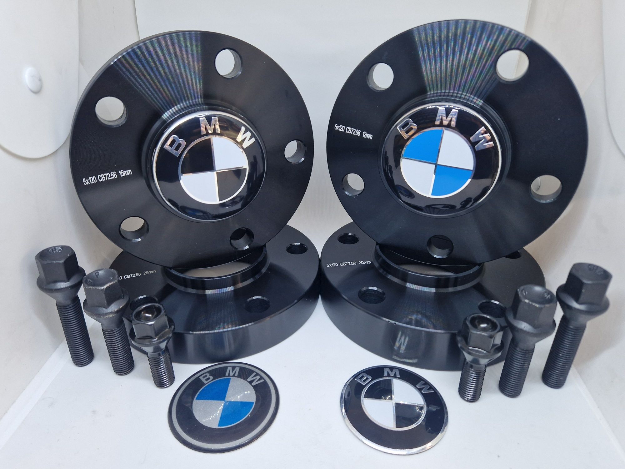 Проставки черные для дисков BMW 5×120 72.6 +удлиненные черные болты
