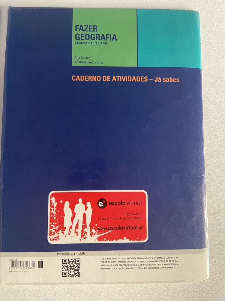 Livros e caderno de atividades de Geografia