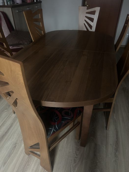 Stół rozkladany i 8 krzesł