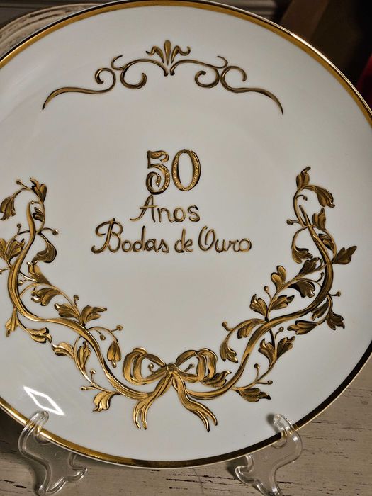 Prato NOVO em porcelana, pintado à mão e assinado, das Bodas de Ouro