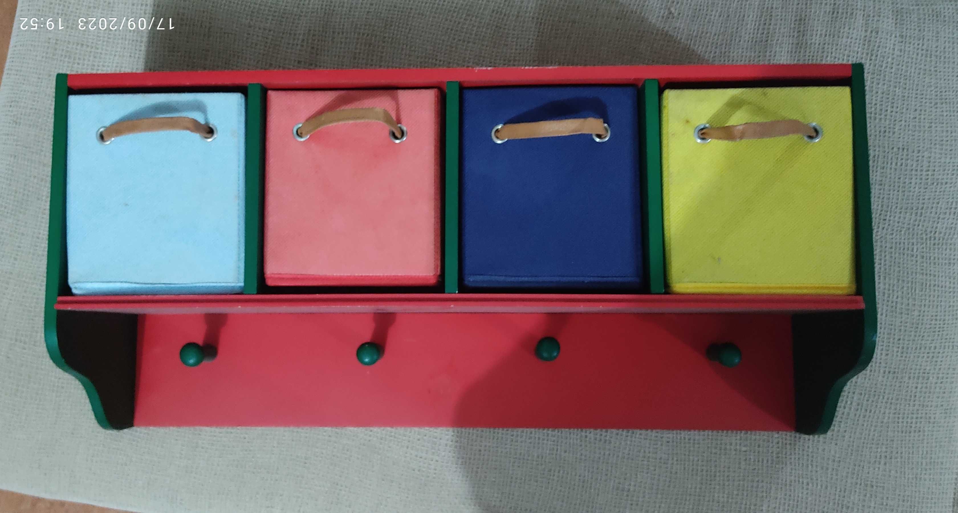 Cabide com caixinhas de arrumação coloridas