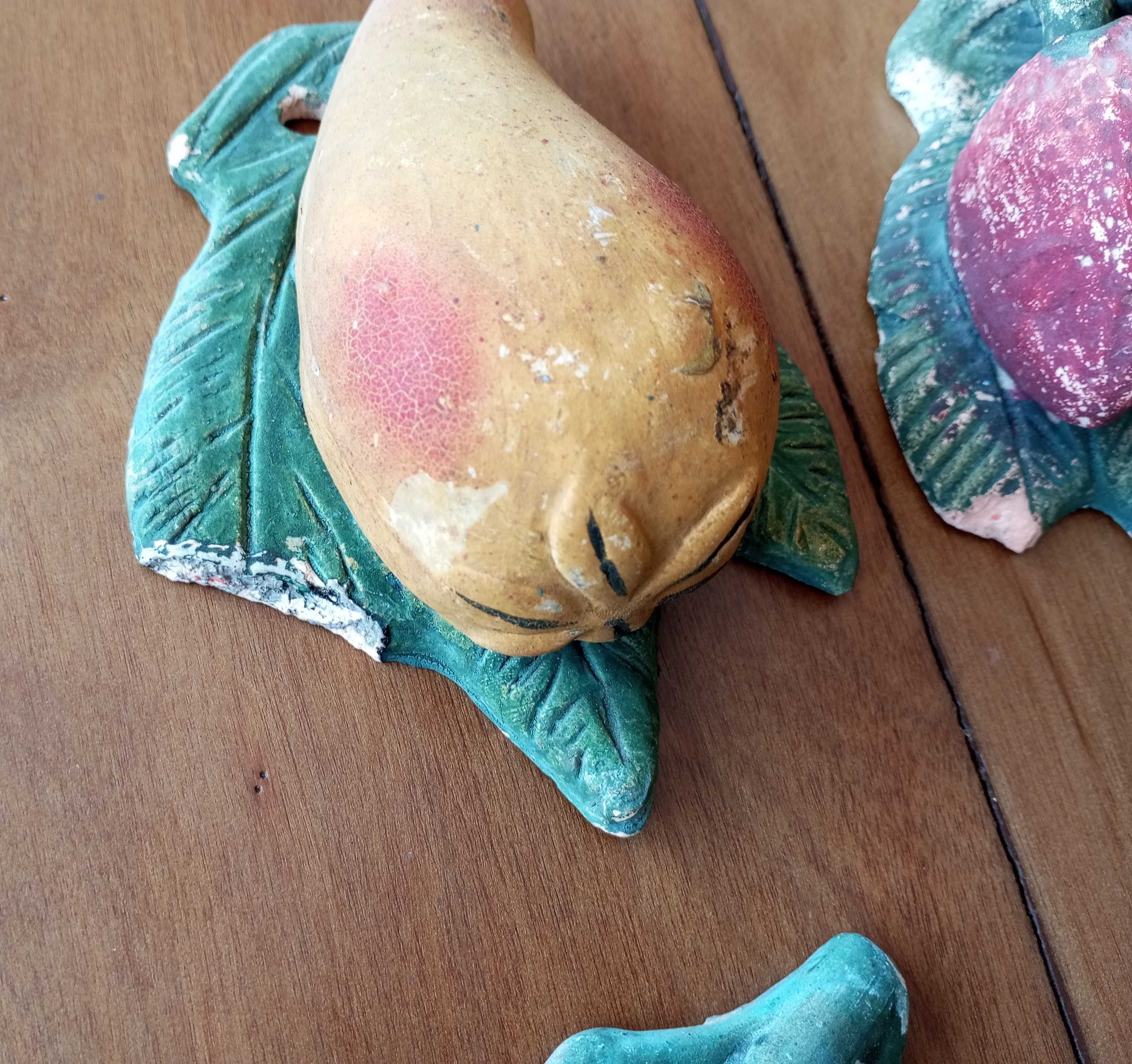 Antigo conjunto de frutos de pendurar em terracota