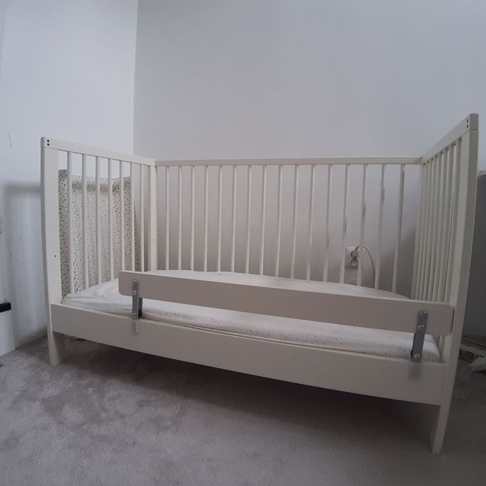 Łóżeczko dziecięce z materacem i dodatkową barierką