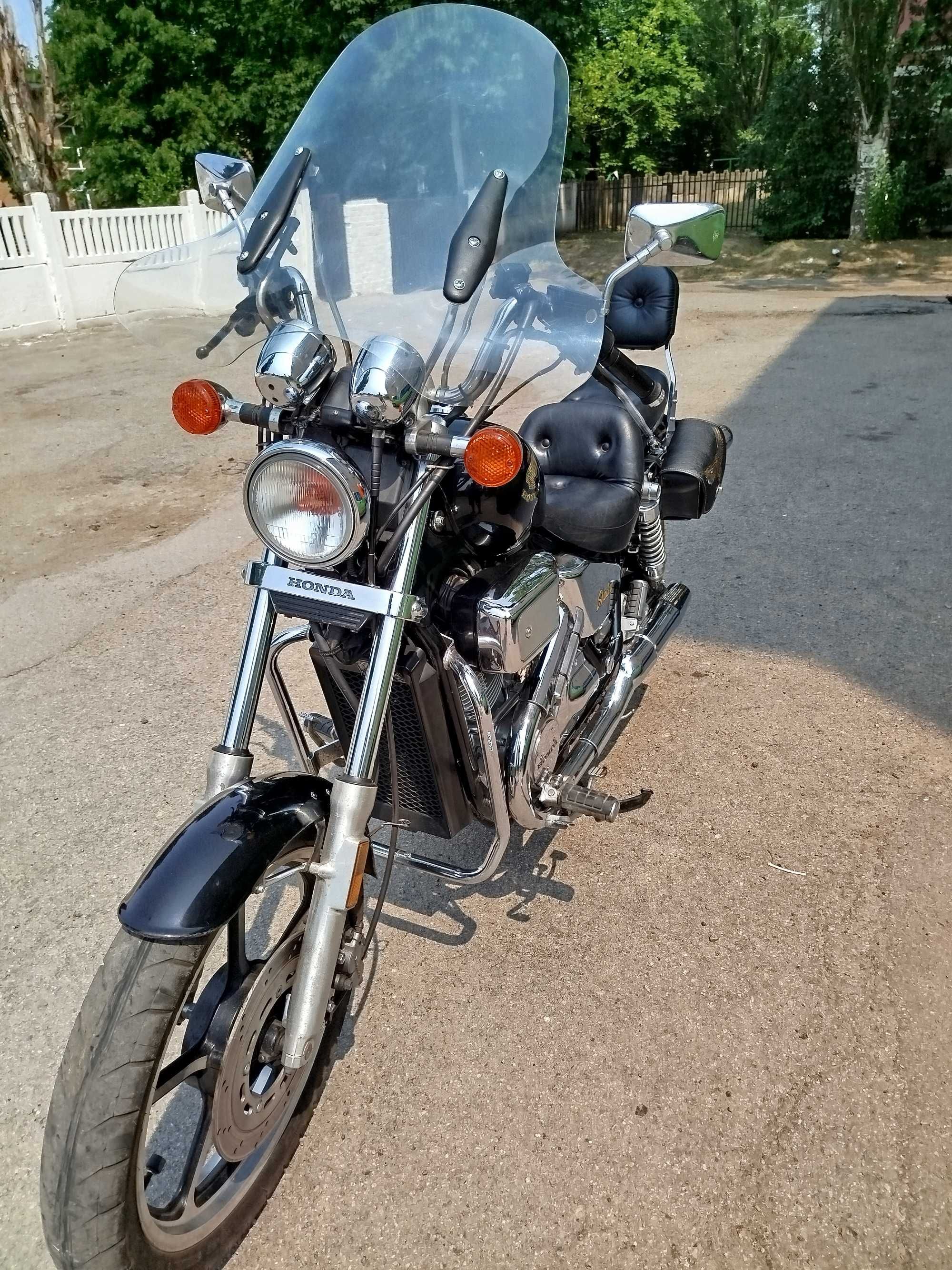 Продам мотоцикл Honda VT700C.