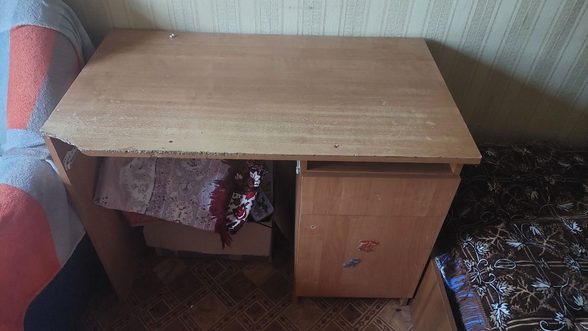 Меблі,стіл,шкаф,шкільний