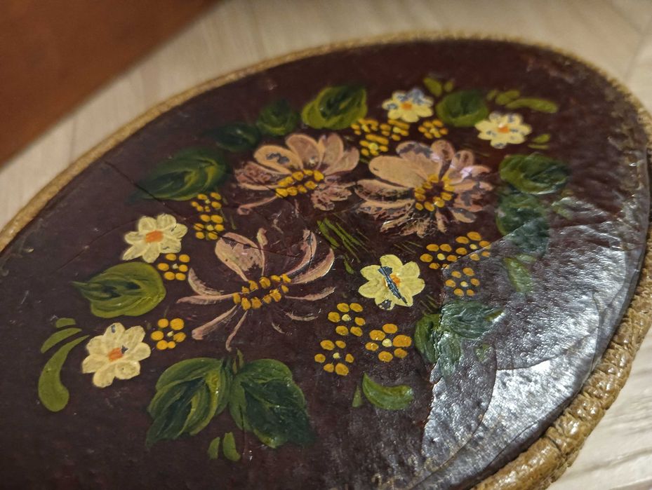 Pudełko z pokrywką stare skórzane malowane puzderko