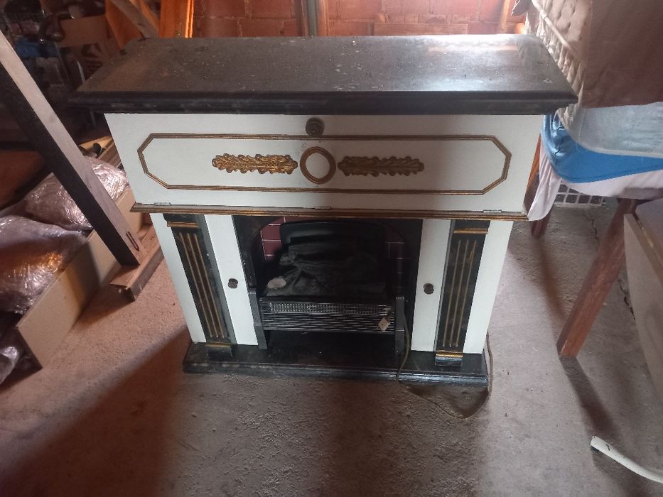 Móvel antigo com aquecedor