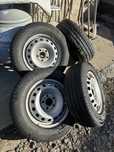 В продажу резина діаметер 215/65R16