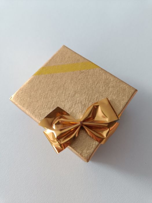 Złote pudełko na biżuterię z kokardą, prezentowe