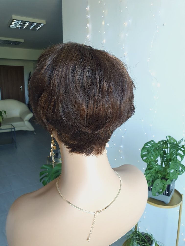 Peruka Ela z włosów naturalnych krótka brąz z refleksami