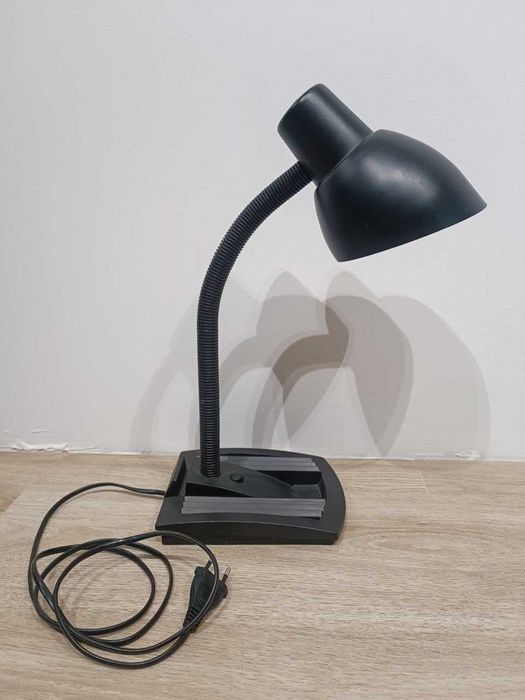 Чорна настільна лампа з підставкою