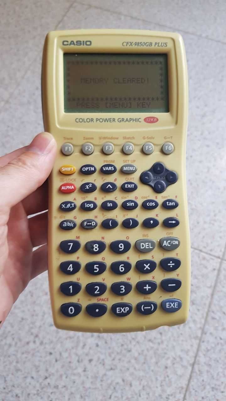 Calculadora CASIO CFX-9850GB PLUS-WE (inclui manual)