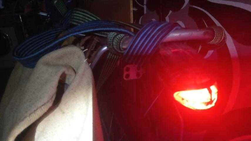 задний стоп фонарь на велосипед на солнечных батареях мигалка