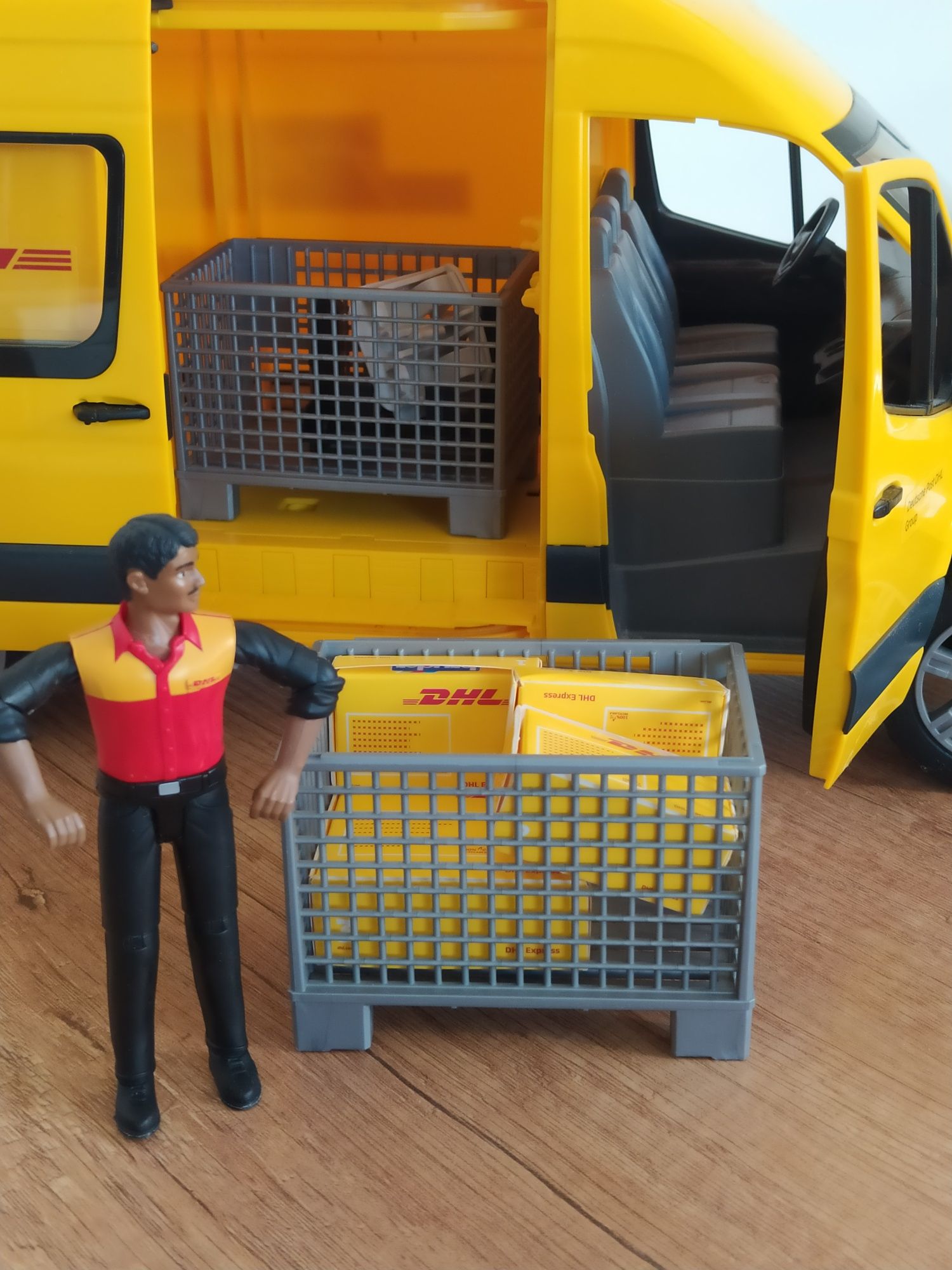 Bruder MERCEDES Sprinter DHL kurier figurka stan Bardzo Dobry